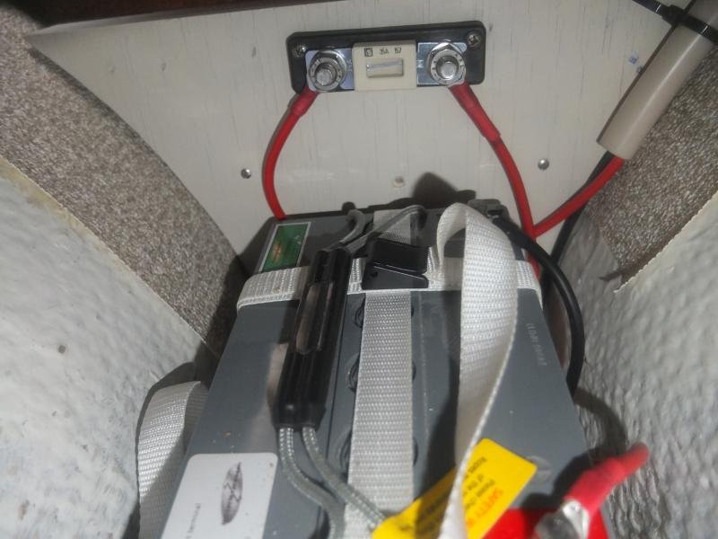 Batteri och huvudsäkring, akterifrån